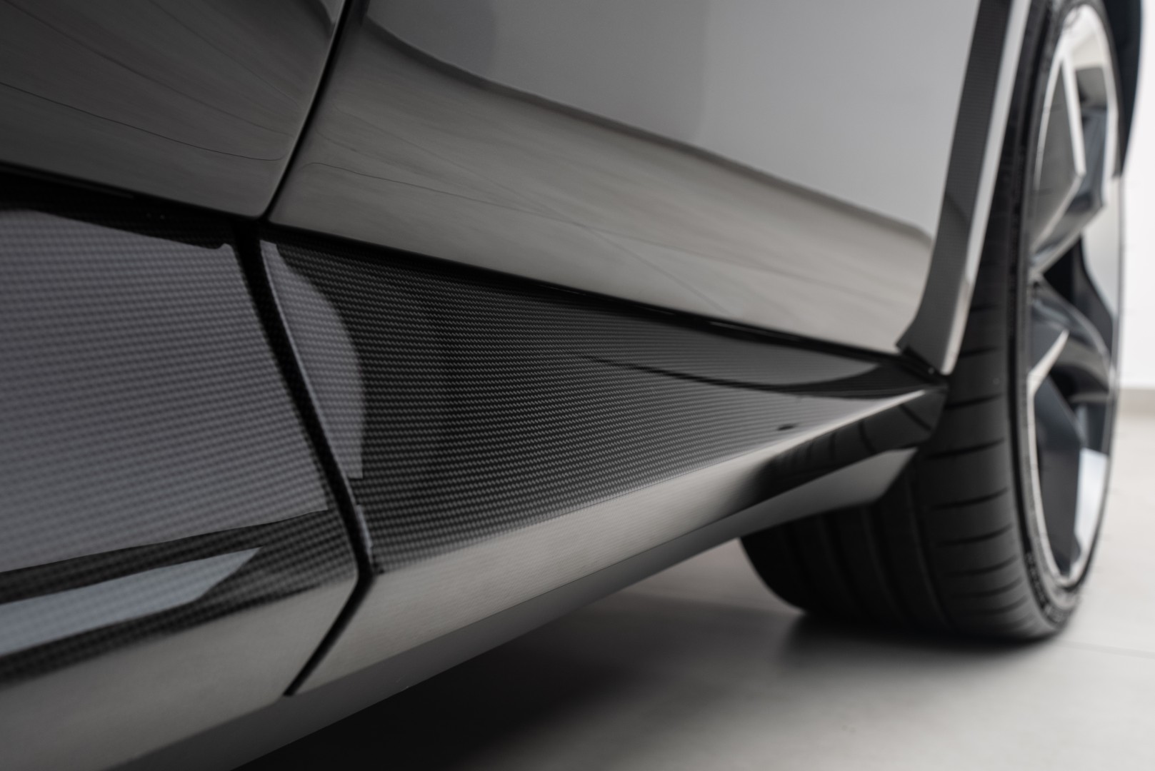 2025 FERRARI PUROSANGUE | FULL CARBON | MAIN DEALER SERVICE | HIGH SPEC